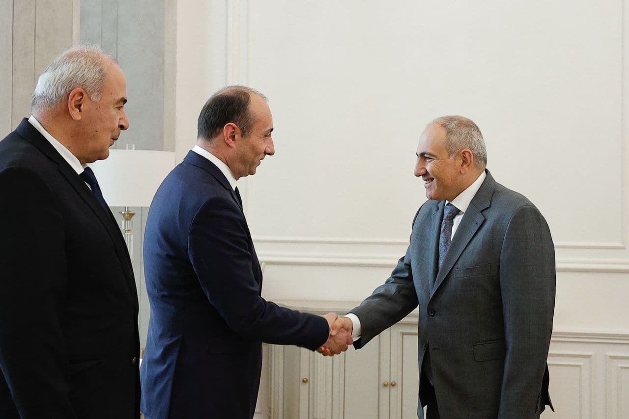 საქართველოს შინაგან საქმეთა მინისტრი გეკა გელაძე, ოფიციალური ვიზიტის ფარგლებში, ერევანში სომხეთის რესპუბლიკის პრემიერ-მინისტრ ნიკოლ ფაშინიანს შეხვდა. სომხეთის რესპუბლიკის მთავრობის სახლში პირისპირ შეხვედრისას მხარეებმა საქართველოსა და სომხეთს შორის არსებულ ნაყოფიერ თანამშრომლობასა და მრავალწლიან კეთილმეზობლურ ურთიერთობებზე ისაუბრეს.